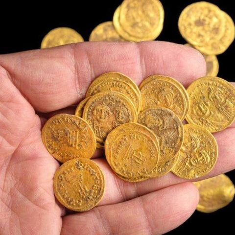 Χρυσά νομίσματα βρέθηκαν σε τοίχο κρυμμένα