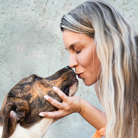 Η Κατρίνα Τσάνταλη μιλάει στην Athens Voice για το καταφύγιο «A Little Shelter» και τη φιλοζωική της δράση