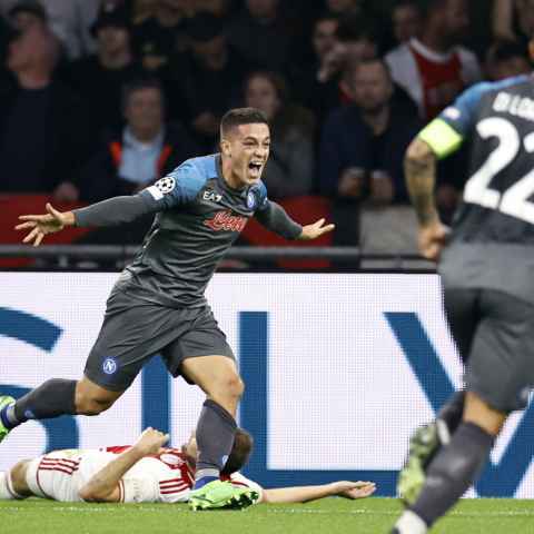 Οι παίκτες της Νάπολι πανηγυρίζουν τη νίκη επί του Άγιαξ