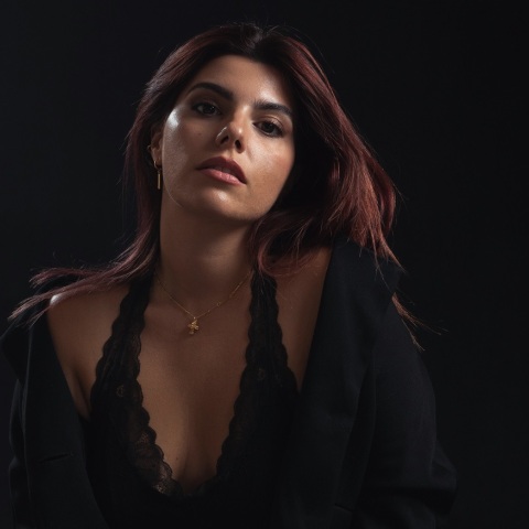 Amaria: Η νεαρή τραγουδοποιός και τραγουδίστρια μιλάει για το πρώτο της single «Γιατί με ρωτάς» που κυκλοφόρησε από την Akti Music, τις μουσικές επιρροές και την electropop που τη συναρπάζει.