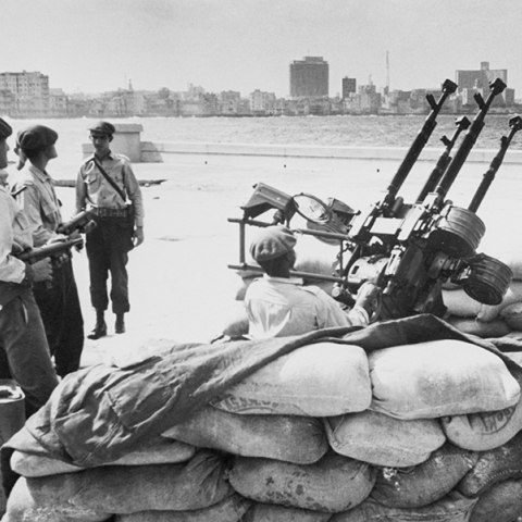 Κουβανοί στρατιώτες δίπλα σε ένα αντιαεροπορικό πυροβολικό στην προκυμαία της Αβάνας ως απάντηση στην προειδοποίηση για εισβολή από τις ΗΠΑ