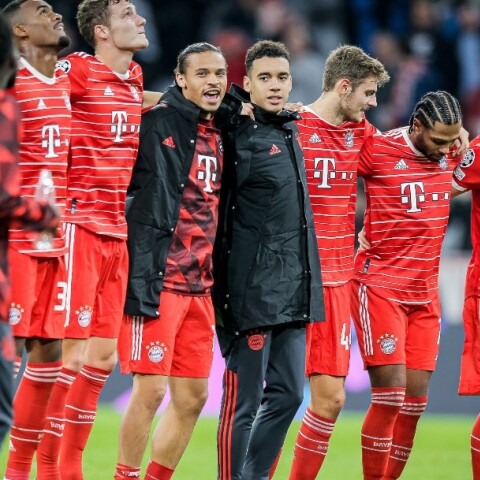 Οι παίκτες της Μπάγερν Μονάχου πανηγυρίζουν τη νίκη επί της Βικτόρια Πλζεν
