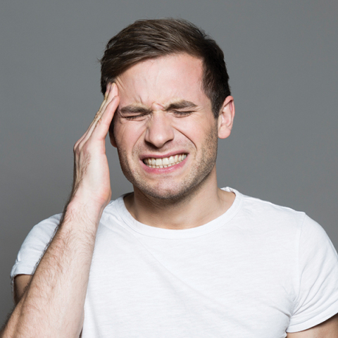 Άντρας με πονοκέφαλο