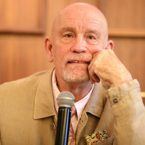 Ο Τζον Μάλκοβιτς στη συνάντηση με τους δημοσιογράφους στο Athenee, λίγο πριν ανέβει στη σκηνή του Ηρωδείου