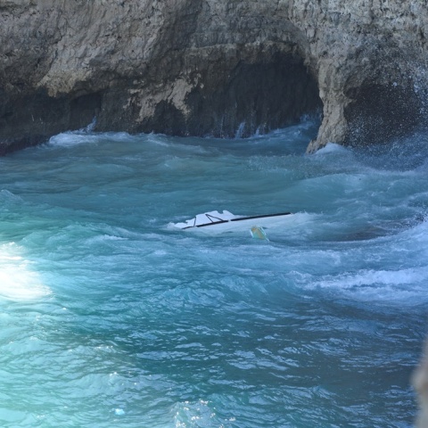Τμήμα του σκάφους κοντά στα απόκρημνα βράχια των Κυθήρων