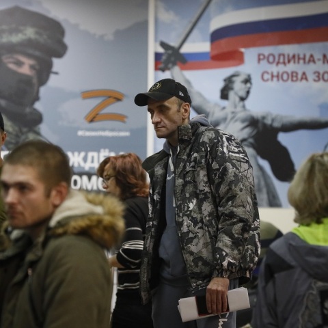 Επίστρατοι Ρώσοι πολίτες σε γραφεία στρατολόγησης στη Μόσχα © EPA/Yuri Kochetkov 