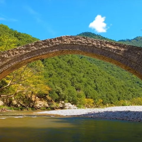 Γεφύρι Βίνιανης: Καταρράκτες, φυσικές λίμνες και μια πέτρινη κατασκευή στα νερά του Ταυρωπού, πλούσια σε λαϊκές παραδόσεις.