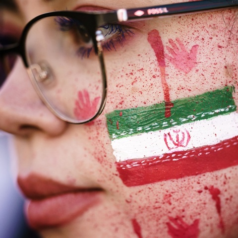 Γυναίκα διαμαρτύρεται για τον θάνατο της Mahsa Amini μετά τη σύλληψή της στο Ιράν