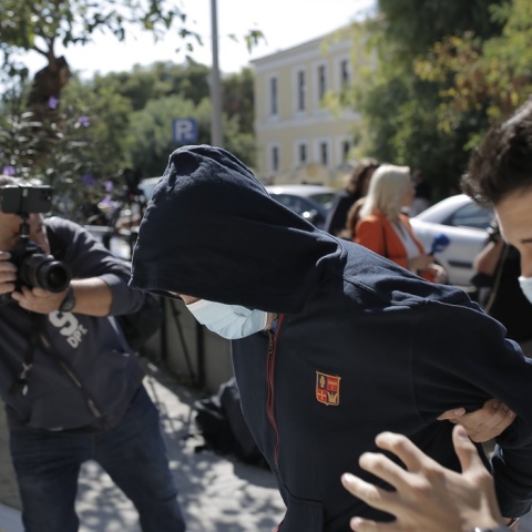 Με χειροπέδες στον ανακριτή ο 53χρονος βιαστής της 12χρονης στον Κολωνό