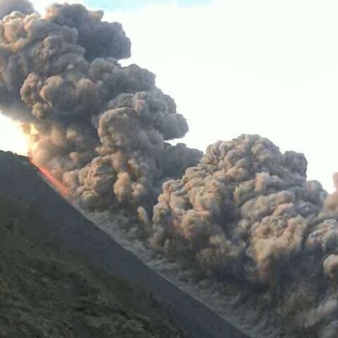 Η έκρηξη του ηφαιστείου στο Στρόμπολι