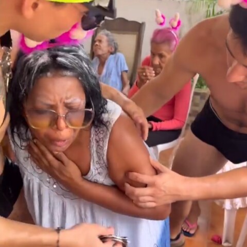 Ηλικιωμένη καταρρέει κατά τη διάρκεια του show από στρίπερ