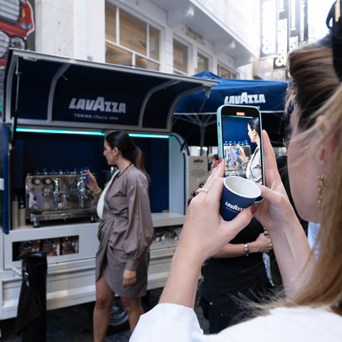 Το τρίκυκλο της Lavazza στην πλατεία Καπνικαρέας. 