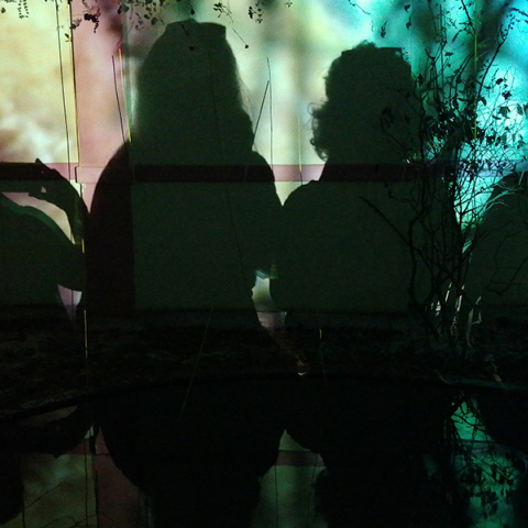 4 θεατές μπροστά στο έργο-εγκατάσταση «Κάθε θάρρος κι ένας φόβος» της  Δήμητρας Σκανδάλη