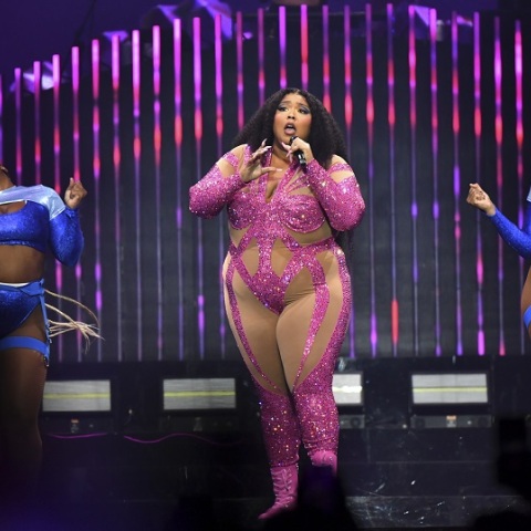 Η ποπ σταρ Lizzo απάντησε στα σχόλια του Κάνιε Γουέστ για το σώμα της - «Κοιτάω τη χοντρή, μαύρη, όμορφη δουλειά μου», δήλωσε από σκηνής. 