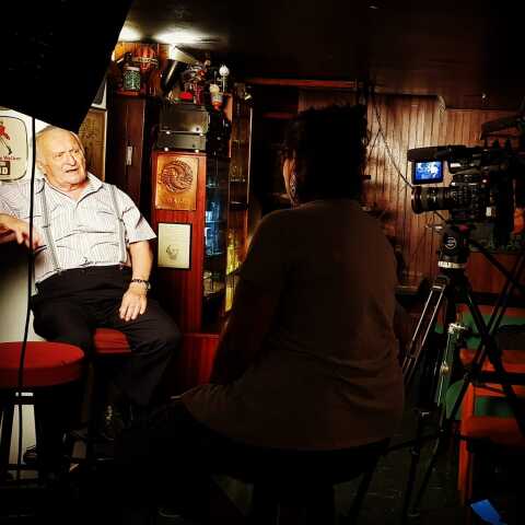 O Λύσανδρος Παπαθεοδώρου στον χώρο του θρυλικού μπαρ Au Revoir