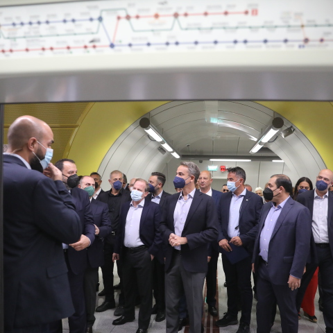 Ο Κυριάκος Μητσοτάκης στο μετρό του Πειραιά μαζί με υπουργούς