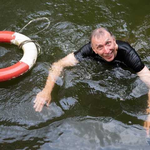 Σβάντε Πάαμπο: Ο Σουηδός γενετιστής πήρε το Νόμπελ Ιατρικής και οι συνάδελφοί του τον πέταξαν στη λίμνη για να το γιορτάσουν.