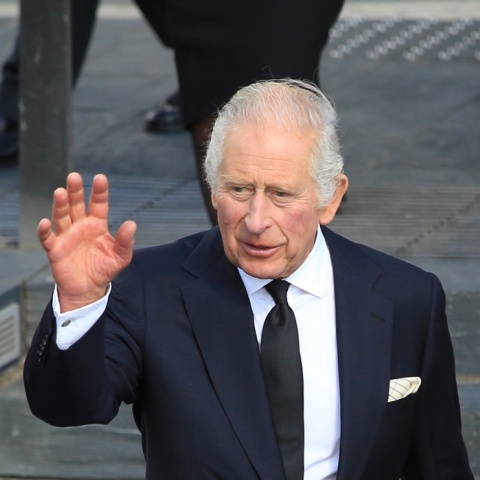 Ο βασιλιάς Κάρολος χαιρετά το πλήθος