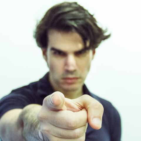 Άντρας που δείχνει με το δάχτυλο