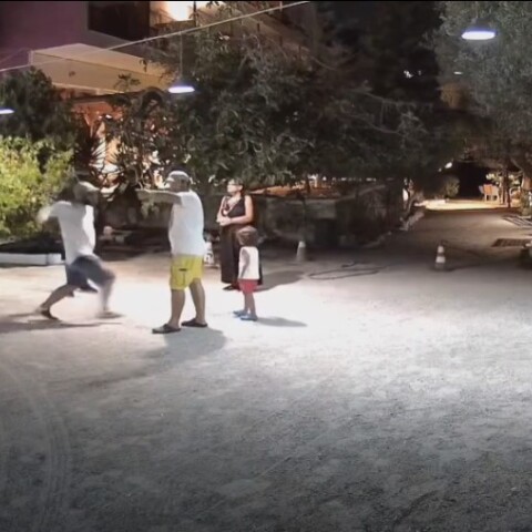 Η επίθεση στους ξενοδόχους στην Αίγινα όπως καταγράφηκε από την κάμερα κλειστού κυκλώματος