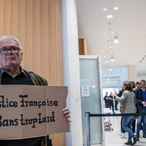 Συγγενής θύματος στο δικαστήριο που λαμβάνει χώρα η δίκη της AirFrance