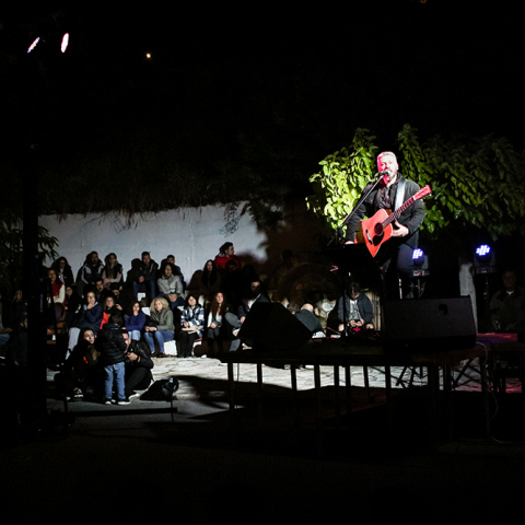 Ο Αλκίνοος Ιωαννίδης στη συναυλία στο χωριό Κουρκουλοί. 