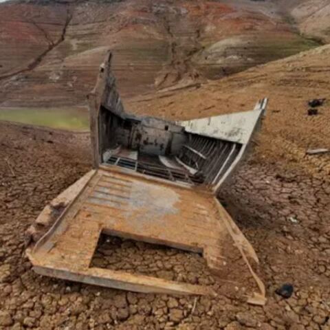 Το «Ghost Boat» αναδύθηκε από το βυθό της λίμνης Σάστα