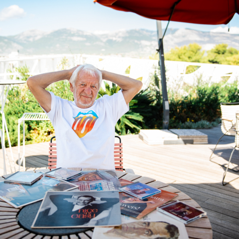 Συνέντευξη: Ο Κώστας Ζουγρής μιλάει για τη μουσική και τη ζωή του, τη συνεργασία και τη σχέση του με τον Γιάννη Πετρίδη, τη δισκογραφία και το ραδιόφωνο.