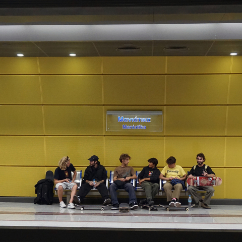 Επιβάτες περιμένουν την άφιξη του μετρό στον σταθμό Μανιάτικα. 