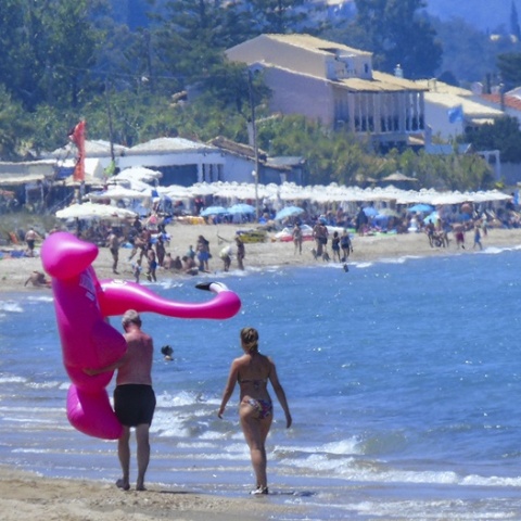 Λουόμενοι σε παραλία του Βόλου απολαμβάνουν ήλιο και θάλασσα