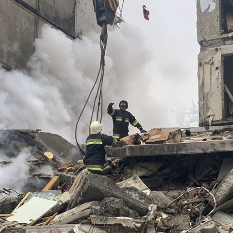 Καταστροφές μετά τον νέο βομβαρδισμό στην ουκρανική πόλη Ζαπορίζια