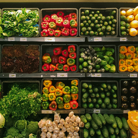Προϊόντα σε ράφια σούπερ μάρκετ