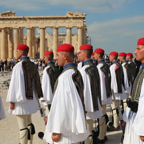 Έπαρση σημαίας στην Ακρόπολη για την Απελευθέρωση της Αθήνας: Εικόνες από την τελετή στον Ιερό Βράχο - Το μήνυμα του Κώστα Μπακογιάννη για την 78η επέτειο.