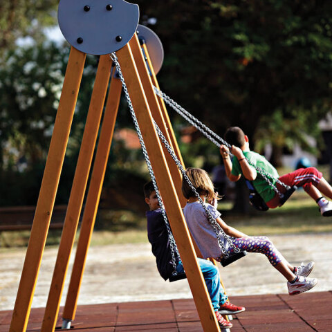 Παιδάκια κάνουν κούνια