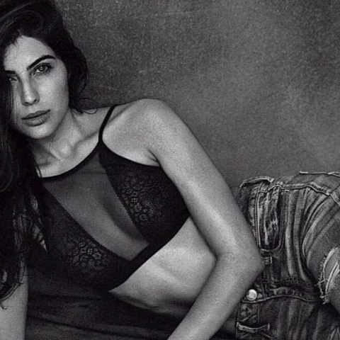 Ελναάζ Νορουζί, η ιρανή ηθοποιός  πετά τη χιτζάμπ και ξεγυμνώνεται ενάντια στον αυταρχισμό