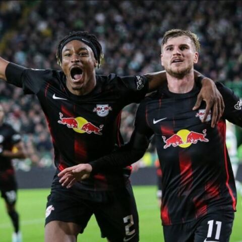 Οι παίκτες της Λειψίας πανηγυρίζουν τη νίκη επί της Σέλτικ