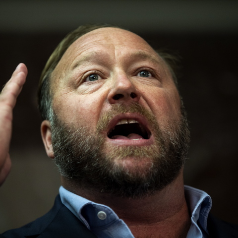 Ο συνωμοσιολόγος, Άλεξ Τζόουνς