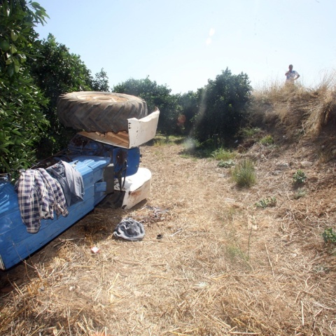 Τρακτέρ έχει ανατραπεί σε χωράφι 