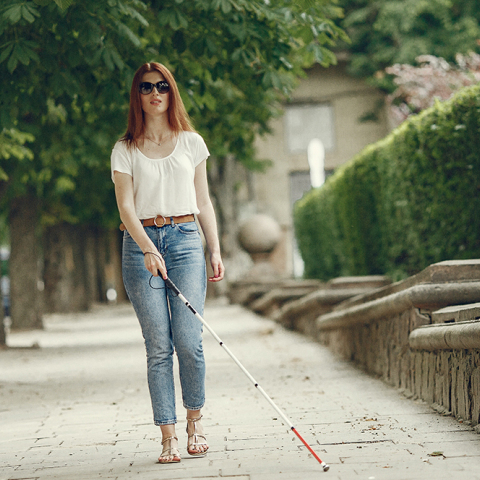 Ένα άτομο με οπτική αναπηρία. 