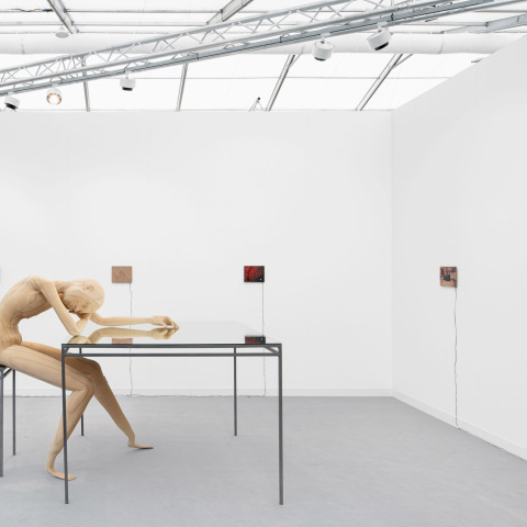 Από την εγκατάσταση της Μαρίνας Ξενοφώντος στο Frieze Fair 2022