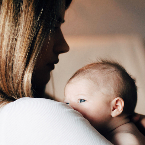 Μαμά που κρατάει αγκαλιά το μωρό της