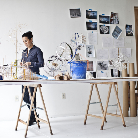 Η καλλιτέχνις Σάρα Ζι στο εργαστήριό της