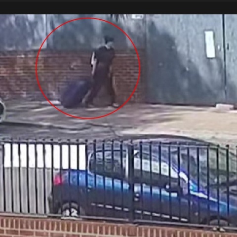 Η κατηγορούμενη μεταφέρει τη βαλίτσα με το πτώμα της φίλης της στο Λονδίνο