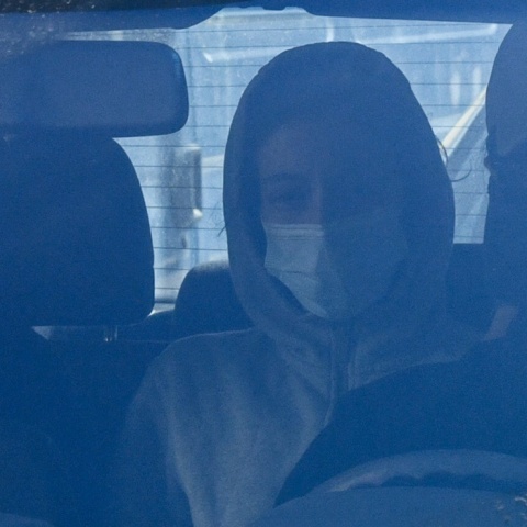 Η μητέρα της 12χρονης μέσα σε αυτοκίνητο της αστυνομίας οδηγούμενη στην ανακρίτρια