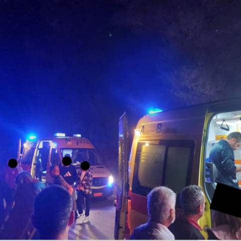 Τροχαίο ατύχημα στη Ρόδο - Ασθενοφόρο και συγκεντρωμένος κόσμος στο σημείο