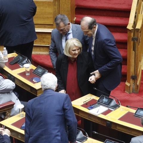 Μικρό ατύχημα είχε στη Βουλή η υφυπουργός Μετανάστευσης, Σοφία Βούλτεψη: Σκόνταψε και έπεσε στην Ολομέλεια - Πώς σχολίασε το περιστατικό ο Αλέξης Τσίπρας.