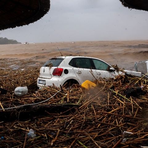 Κακοκαιρία στην Κρήτη και αυτοκίνητα παρασυρμένα από τα ορμητικά νερά