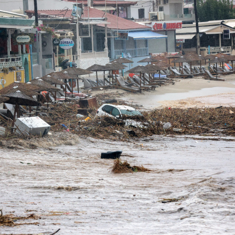 Κακοκαιρία στην Κρήτη: Αυτοκίνητα στην ακτή και φερτά υλικά