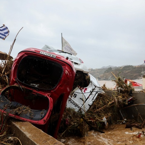 Αναποδογυρισμένο αυτοκίνητο στην παραλία της Αγίας Πελαγίας στο Ηράκλειο Κρήτης