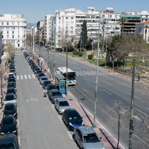 Λιγοστά αυτοκίνητα και ένα λεωφορείο στην Οδό Ακαδημίας στο κέντρο της Αθήνας